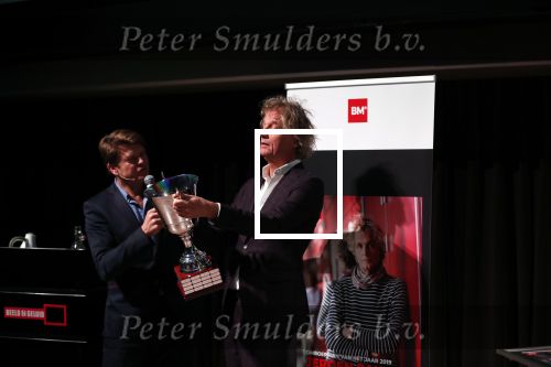 Hilversum 9 december 2019
Bekendmaking omroepman van nhet jaar 2019
DE winnaar van vorig jaar Beau v Erven Dorens reikt de prijs uit aan Jeroen Pauw die dit jaar gewonnen heeft.