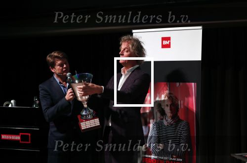 Hilversum 9 december 2019
Bekendmaking omroepman van nhet jaar 2019
DE winnaar van vorig jaar Beau v Erven Dorens reikt de prijs uit aan Jeroen Pauw die dit jaar gewonnen heeft.