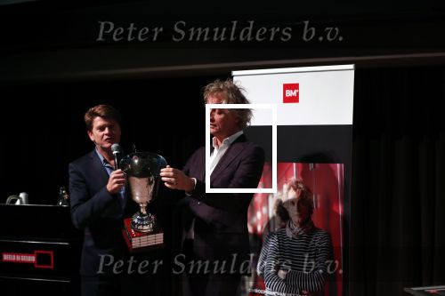 Hilversum 9 december 2019
Bekendmaking omroepman van nhet jaar 2019
DE winnaar van vorig jaar Beau v Erven Dorens reikt de prijs uit aan Jeroen Pauw die dit jaar gewonnen heeft.