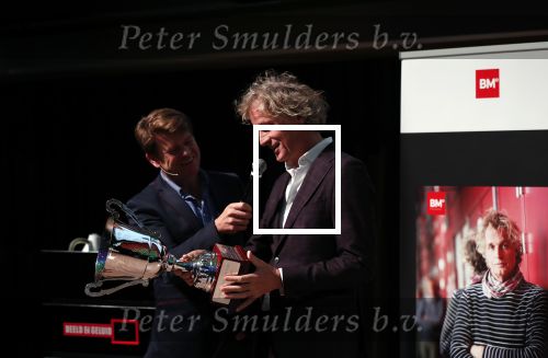 Hilversum 9 december 2019
Bekendmaking omroepman van nhet jaar 2019
DE winnaar van vorig jaar Beau v Erven Dorens reikt de prijs uit aan Jeroen Pauw die dit jaar gewonnen heeft.