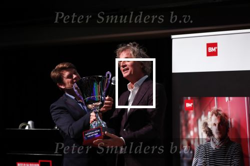 Hilversum 9 december 2019
Bekendmaking omroepman van nhet jaar 2019
DE winnaar van vorig jaar Beau v Erven Dorens reikt de prijs uit aan Jeroen Pauw die dit jaar gewonnen heeft.