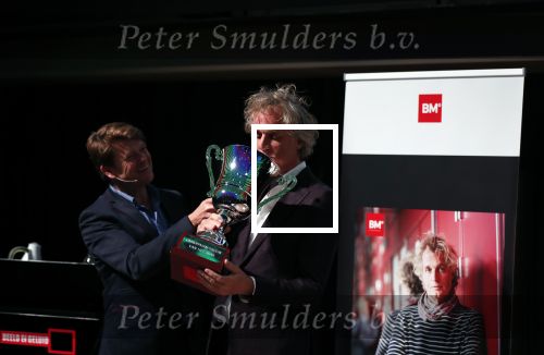 Hilversum 9 december 2019
Bekendmaking omroepman van nhet jaar 2019
DE winnaar van vorig jaar Beau v Erven Dorens reikt de prijs uit aan Jeroen Pauw die dit jaar gewonnen heeft.