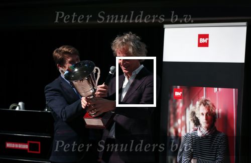 Hilversum 9 december 2019
Bekendmaking omroepman van nhet jaar 2019
DE winnaar van vorig jaar Beau v Erven Dorens reikt de prijs uit aan Jeroen Pauw die dit jaar gewonnen heeft.