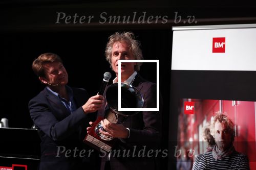 Hilversum 9 december 2019
Bekendmaking omroepman van nhet jaar 2019
DE winnaar van vorig jaar Beau v Erven Dorens reikt de prijs uit aan Jeroen Pauw die dit jaar gewonnen heeft.