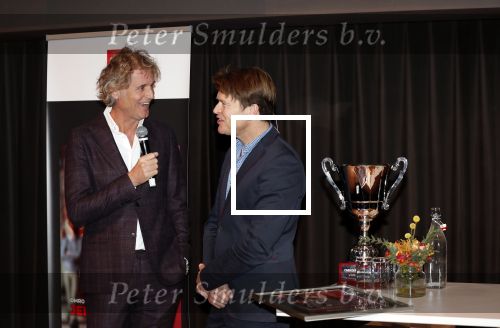 Hilversum 9 december 2019
Bekendmaking omroepman van nhet jaar 2019
DE winnaar van vorig jaar Beau v Erven Dorens reikt de prijs uit aan Jeroen Pauw die dit jaar gewonnen heeft.