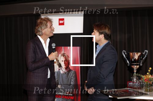 Hilversum 9 december 2019
Bekendmaking omroepman van nhet jaar 2019
DE winnaar van vorig jaar Beau v Erven Dorens reikt de prijs uit aan Jeroen Pauw die dit jaar gewonnen heeft.