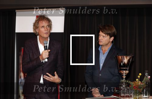 Hilversum 9 december 2019
Bekendmaking omroepman van nhet jaar 2019
DE winnaar van vorig jaar Beau v Erven Dorens reikt de prijs uit aan Jeroen Pauw die dit jaar gewonnen heeft.