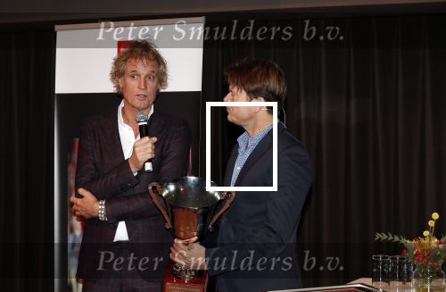Hilversum 9 december 2019
Bekendmaking omroepman van nhet jaar 2019
DE winnaar van vorig jaar Beau v Erven Dorens reikt de prijs uit aan Jeroen Pauw die dit jaar gewonnen heeft.