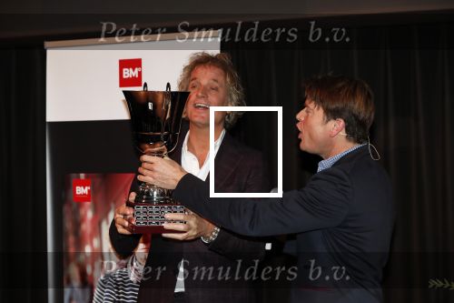 Hilversum 9 december 2019
Bekendmaking omroepman van nhet jaar 2019
DE winnaar van vorig jaar Beau v Erven Dorens reikt de prijs uit aan Jeroen Pauw die dit jaar gewonnen heeft.