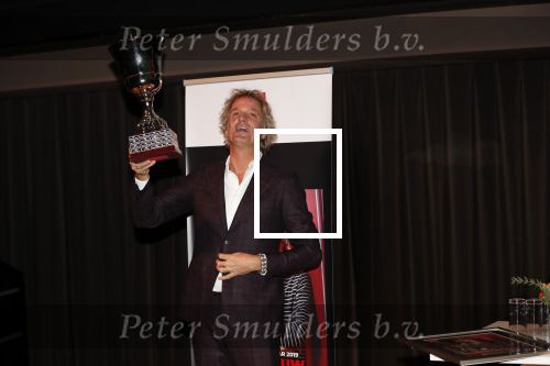 Hilversum 9 december 2019
Bekendmaking omroepman van nhet jaar 2019
DE winnaar van vorig jaar Beau v Erven Dorens reikt de prijs uit aan Jeroen Pauw die dit jaar gewonnen heeft.