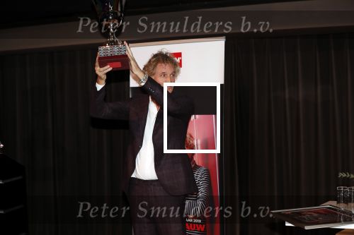 Hilversum 9 december 2019
Bekendmaking omroepman van nhet jaar 2019
DE winnaar van vorig jaar Beau v Erven Dorens reikt de prijs uit aan Jeroen Pauw die dit jaar gewonnen heeft.