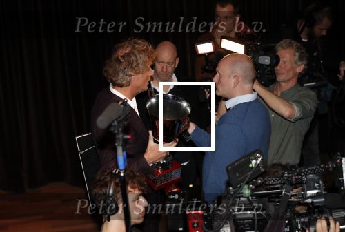 Hilversum 9 december 2019
Bekendmaking omroepman van nhet jaar 2019
DE winnaar van vorig jaar Beau v Erven Dorens reikt de prijs uit aan Jeroen Pauw die dit jaar gewonnen heeft.