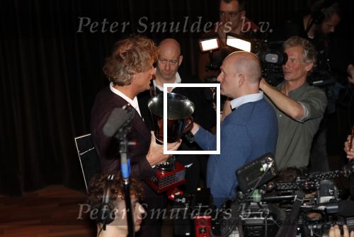 Hilversum 9 december 2019
Bekendmaking omroepman van nhet jaar 2019
DE winnaar van vorig jaar Beau v Erven Dorens reikt de prijs uit aan Jeroen Pauw die dit jaar gewonnen heeft.