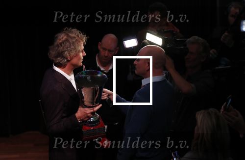 Hilversum 9 december 2019
Bekendmaking omroepman van nhet jaar 2019
DE winnaar van vorig jaar Beau v Erven Dorens reikt de prijs uit aan Jeroen Pauw die dit jaar gewonnen heeft.