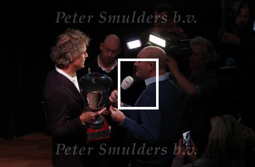 Hilversum 9 december 2019
Bekendmaking omroepman van nhet jaar 2019
DE winnaar van vorig jaar Beau v Erven Dorens reikt de prijs uit aan Jeroen Pauw die dit jaar gewonnen heeft.