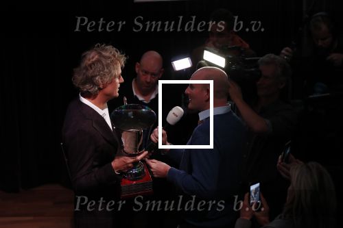 Hilversum 9 december 2019
Bekendmaking omroepman van nhet jaar 2019
DE winnaar van vorig jaar Beau v Erven Dorens reikt de prijs uit aan Jeroen Pauw die dit jaar gewonnen heeft.