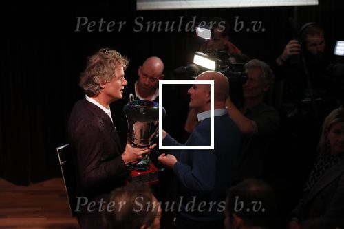 Hilversum 9 december 2019
Bekendmaking omroepman van nhet jaar 2019
DE winnaar van vorig jaar Beau v Erven Dorens reikt de prijs uit aan Jeroen Pauw die dit jaar gewonnen heeft.
