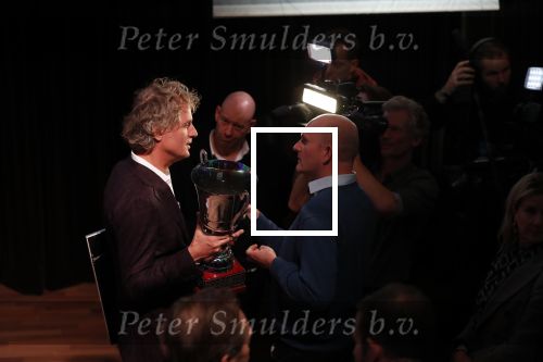 Hilversum 9 december 2019
Bekendmaking omroepman van nhet jaar 2019
DE winnaar van vorig jaar Beau v Erven Dorens reikt de prijs uit aan Jeroen Pauw die dit jaar gewonnen heeft.