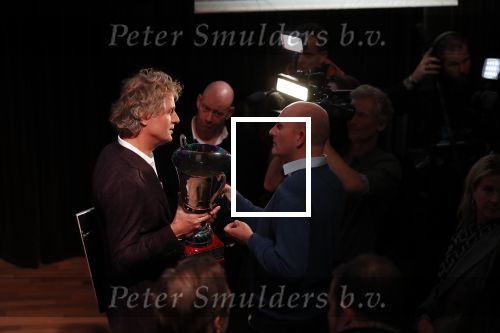 Hilversum 9 december 2019
Bekendmaking omroepman van nhet jaar 2019
DE winnaar van vorig jaar Beau v Erven Dorens reikt de prijs uit aan Jeroen Pauw die dit jaar gewonnen heeft.
