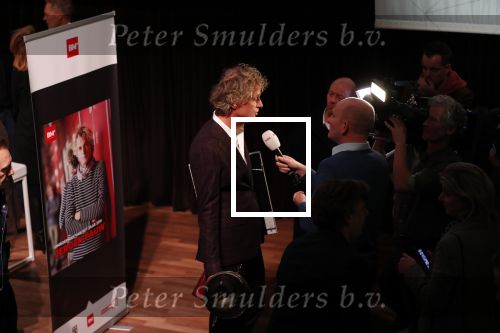 Hilversum 9 december 2019
Bekendmaking omroepman van nhet jaar 2019
DE winnaar van vorig jaar Beau v Erven Dorens reikt de prijs uit aan Jeroen Pauw die dit jaar gewonnen heeft.