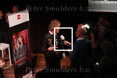 Hilversum 9 december 2019
Bekendmaking omroepman van nhet jaar 2019
DE winnaar van vorig jaar Beau v Erven Dorens reikt de prijs uit aan Jeroen Pauw die dit jaar gewonnen heeft.
