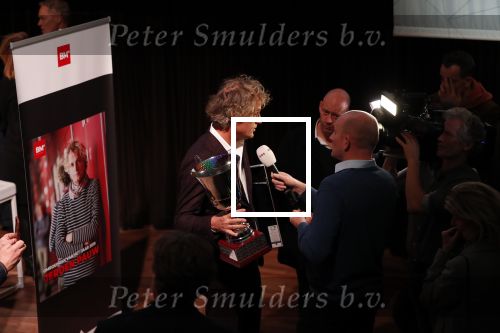 Hilversum 9 december 2019
Bekendmaking omroepman van nhet jaar 2019
DE winnaar van vorig jaar Beau v Erven Dorens reikt de prijs uit aan Jeroen Pauw die dit jaar gewonnen heeft.
