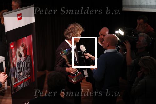 Hilversum 9 december 2019
Bekendmaking omroepman van nhet jaar 2019
DE winnaar van vorig jaar Beau v Erven Dorens reikt de prijs uit aan Jeroen Pauw die dit jaar gewonnen heeft.