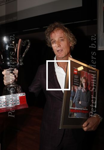 Hilversum 9 december 2019
Bekendmaking omroepman van nhet jaar 2019
DE winnaar van vorig jaar Beau v Erven Dorens reikt de prijs uit aan Jeroen Pauw die dit jaar gewonnen heeft.