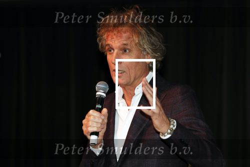 Hilversum 9 december 2019
Bekendmaking omroepman van nhet jaar 2019
DE winnaar van vorig jaar Beau v Erven Dorens reikt de prijs uit aan Jeroen Pauw die dit jaar gewonnen heeft.