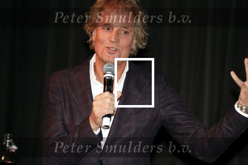 Hilversum 9 december 2019
Bekendmaking omroepman van nhet jaar 2019
DE winnaar van vorig jaar Beau v Erven Dorens reikt de prijs uit aan Jeroen Pauw die dit jaar gewonnen heeft.