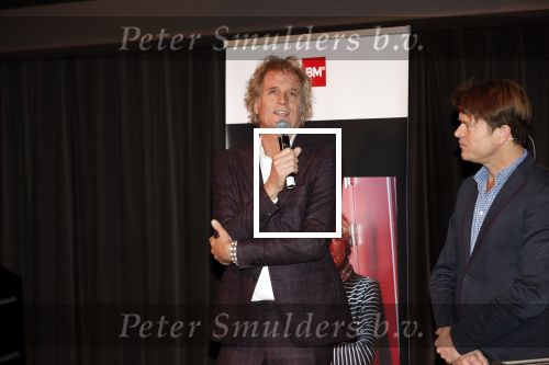 Hilversum 9 december 2019
Bekendmaking omroepman van nhet jaar 2019
DE winnaar van vorig jaar Beau v Erven Dorens reikt de prijs uit aan Jeroen Pauw die dit jaar gewonnen heeft.