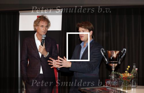 Hilversum 9 december 2019
Bekendmaking omroepman van nhet jaar 2019
DE winnaar van vorig jaar Beau v Erven Dorens reikt de prijs uit aan Jeroen Pauw die dit jaar gewonnen heeft.