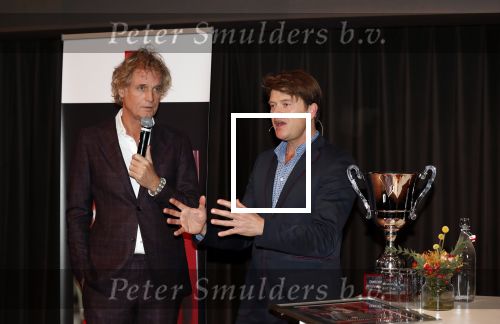 Hilversum 9 december 2019
Bekendmaking omroepman van nhet jaar 2019
DE winnaar van vorig jaar Beau v Erven Dorens reikt de prijs uit aan Jeroen Pauw die dit jaar gewonnen heeft.