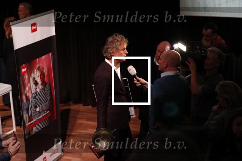 Hilversum 9 december 2019
Bekendmaking omroepman van nhet jaar 2019
DE winnaar van vorig jaar Beau v Erven Dorens reikt de prijs uit aan Jeroen Pauw die dit jaar gewonnen heeft.