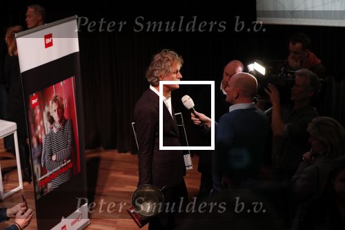 Hilversum 9 december 2019
Bekendmaking omroepman van nhet jaar 2019
DE winnaar van vorig jaar Beau v Erven Dorens reikt de prijs uit aan Jeroen Pauw die dit jaar gewonnen heeft.