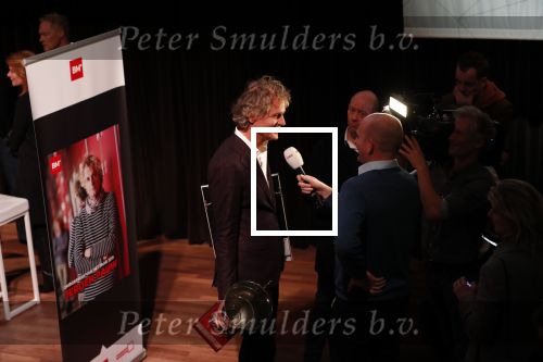 Hilversum 9 december 2019
Bekendmaking omroepman van nhet jaar 2019
DE winnaar van vorig jaar Beau v Erven Dorens reikt de prijs uit aan Jeroen Pauw die dit jaar gewonnen heeft.