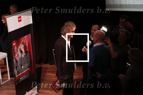 Hilversum 9 december 2019
Bekendmaking omroepman van nhet jaar 2019
DE winnaar van vorig jaar Beau v Erven Dorens reikt de prijs uit aan Jeroen Pauw die dit jaar gewonnen heeft.