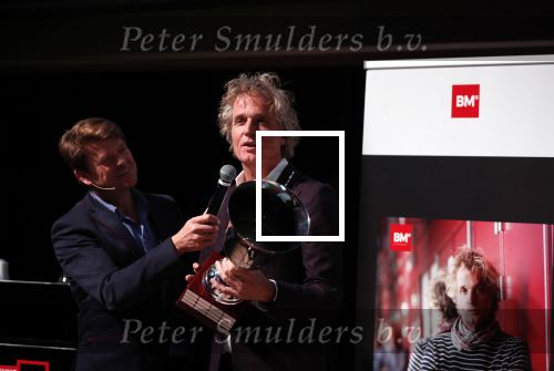 Hilversum 9 december 2019
Bekendmaking omroepman van nhet jaar 2019
DE winnaar van vorig jaar Beau v Erven Dorens reikt de prijs uit aan Jeroen Pauw die dit jaar gewonnen heeft.
