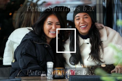 Amsterdam 14 december 2019
Joelle Gullit met een vriendin op de cornelis schuytstraat