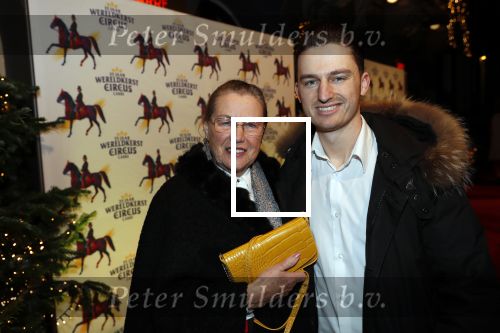 Amsterdam 19 december 2019
Premiere kerstcircus in Carre. Lenie Bambergen met kleinzoon
