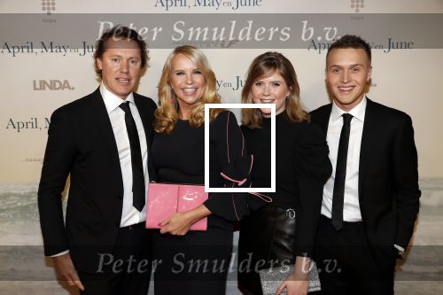 Amsterdam 16 december 2019
Premiere April may June in het deLamar theater met oa in de hoofdrollen Linda de Mol Elise Schaap en Tjitske Reidinga. Linda kwam met partner Jeroen Rietbergen en kinderen Noah Julian