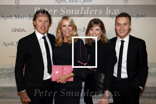 Amsterdam 16 december 2019
Premiere April may June in het deLamar theater met oa in de hoofdrollen Linda de Mol Elise Schaap en Tjitske Reidinga. Linda kwam met partner Jeroen Rietbergen en kinderen Noah Julian