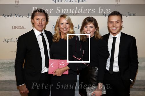 Amsterdam 16 december 2019
Premiere April may June in het deLamar theater met oa in de hoofdrollen Linda de Mol Elise Schaap en Tjitske Reidinga. Linda kwam met partner Jeroen Rietbergen en kinderen Noah Julian