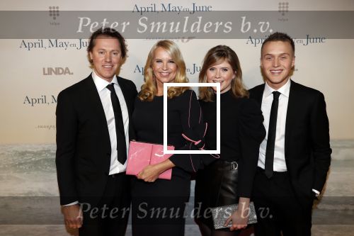 Amsterdam 16 december 2019
Premiere April may June in het deLamar theater met oa in de hoofdrollen Linda de Mol Elise Schaap en Tjitske Reidinga. Linda kwam met partner Jeroen Rietbergen en kinderen Noah Julian