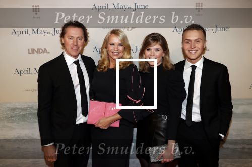 Amsterdam 16 december 2019
Premiere April may June in het deLamar theater met oa in de hoofdrollen Linda de Mol Elise Schaap en Tjitske Reidinga. Linda kwam met partner Jeroen Rietbergen en kinderen Noah Julian