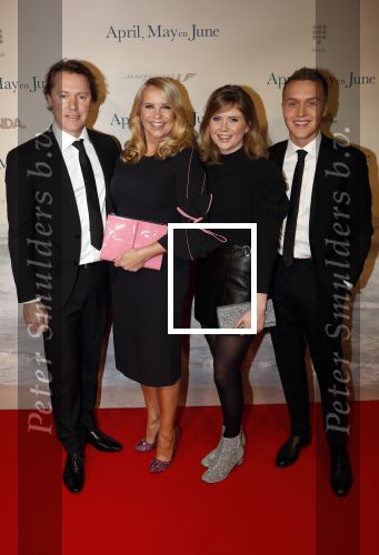 Amsterdam 16 december 2019
Premiere April may June in het deLamar theater met oa in de hoofdrollen Linda de Mol Elise Schaap en Tjitske Reidinga. Linda kwam met partner Jeroen Rietbergen en kinderen Noah Julian