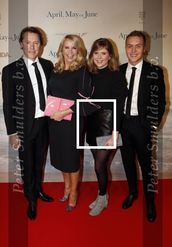 Amsterdam 16 december 2019
Premiere April may June in het deLamar theater met oa in de hoofdrollen Linda de Mol Elise Schaap en Tjitske Reidinga. Linda kwam met partner Jeroen Rietbergen en kinderen Noah Julian