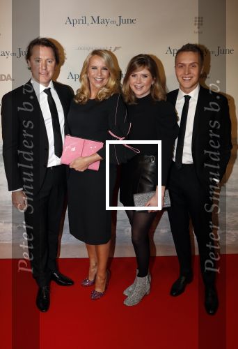Amsterdam 16 december 2019
Premiere April may June in het deLamar theater met oa in de hoofdrollen Linda de Mol Elise Schaap en Tjitske Reidinga. Linda kwam met partner Jeroen Rietbergen en kinderen Noah Julian