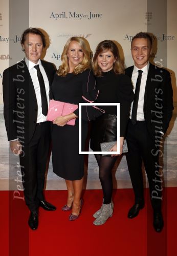 Amsterdam 16 december 2019
Premiere April may June in het deLamar theater met oa in de hoofdrollen Linda de Mol Elise Schaap en Tjitske Reidinga. Linda kwam met partner Jeroen Rietbergen en kinderen Noah Julian