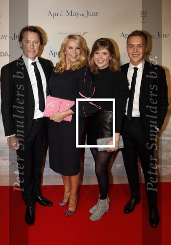 Amsterdam 16 december 2019
Premiere April may June in het deLamar theater met oa in de hoofdrollen Linda de Mol Elise Schaap en Tjitske Reidinga. Linda kwam met partner Jeroen Rietbergen en kinderen Noah Julian